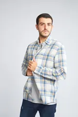 Camisa de viyela a cuadros color ladrillo, azul y blanco, de corte slim fit, manga larga, con bolsillo en el pecho y logo bordado.