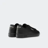 Championes Reebok modelo Court Clean, color negro con detalles en blanco. Diseño urbano de corte bajo con cordones y suela de goma.