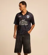 Bermuda de jean para hombre, modelo super baggy, con lavado dirty, bolsillos y cinturón de lazo en la cintura para ajustes.