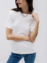 Remera blanca de algodón orgánico con cuello redondo y corte relajado, confeccionada en tejido interlock suave.