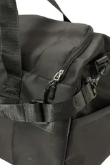 Bolso tipo duffel de poliéster color negro, con asas de mano y bolsillos exteriores con cierre.