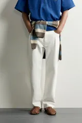 Jeans de corte recto color celeste claro, con tiro medio, diseño de cinco bolsillos, efecto lavado y bajo con acabado irregular deshilachado.