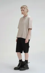 Remera de manga corta y cuello redondo, color beige claro, con calce boxy fit, caracterizado por ser ligeramente más corta y tener mangas amplias.