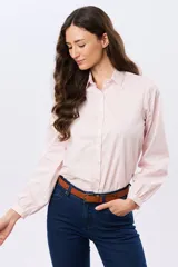 Camisa de manga larga color rosado con sutil estampado, cuello camisero, cierre frontal con botones y frunces en los puños.
