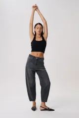 Pantalón de jean celeste de tiro medio y corte holgado. Presenta un lavado bicolor con efecto desgastado y terminación levemente fruncida en el bajo.