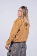Campera bomber color camel con cierre de botones a presión y puños elásticos.