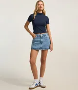 Blusa de ribana color marrón, con mangas cortas y cuello alto, de corte ajustado al cuerpo.