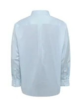 Camisa clásica manga larga RKF de corte regular, con diseño de rayas verticales celestes y blancas. Cuenta con cuello americano abotonado, bolsillo frontal con logo bordado y botones a tono.