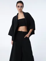 Top bandeau negro con elástico en el borde superior y cierre en la espalda.