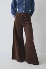 Pantalon de pana de corte wide leg, color marron, con cintura alta y costuras reforzadas en contraste.