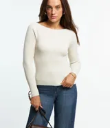 Sweater de punto color blanco hueso, de manga larga y corte ajustado, con textura acanalada vertical y escote bote.