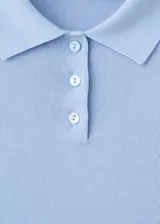 Jersey de punto fino en mezcla de algodón y lana, color celeste, con cuello polo y cierre frontal de botones.