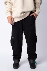 Pantalón cargo de jean con efecto lavado ácido en tono gris. Presenta bolsillos laterales tipo cargo, bolsillos frontales amplios y corte holgado.