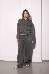 Pantalón de jogging gris con efecto gastado, corte holgado y cintura con cordón ajustable.