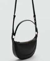 Bolso de hombro pequeño con diseño ovalado tipo media luna, confeccionado en material texturizado con cierre de cremallera superior y herrajes metálicos en los laterales.