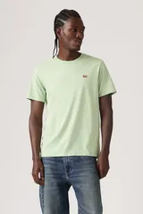 Remera Levi's modelo The Original Tee color verde claro, de manga corta y cuello redondo, con pequeño logo rojo bordado en el pecho.