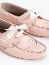 Mocasín de cuero vacuno con efecto gastado, diseño de la colaboración Jazmín Chebar x Guido. Presenta detalles de picado en laterales y capellada, con cordones blancos y suela de goma con relieve.