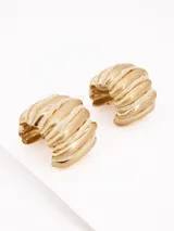 Aros tipo argolla dorados con hilo celeste enrollado.