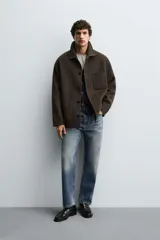 Sobrecamisa de corte regular confeccionada en tejido de lana doble faz, con cuello solapa, manga larga con puño abotonado, cierre frontal de botones y bolsillos de plastrón en pecho y cadera.