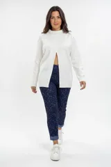 Pantalón de corte ajustado confeccionado en tejido jacquard con estampado sutil en tonos azules. Presenta bolsillos delanteros funcionales, cierre frontal y un diseño que estiliza la figura.