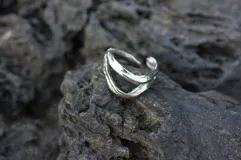 Anillo abierto de bronce con diseño de doble banda.