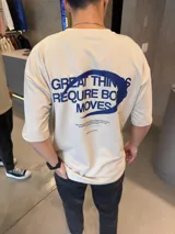 Remera de algodón pesado en color beige, con corte oversize y diseño gráfico estampado en la espalda en color azul.