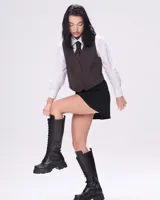 Bota larga acordonada de cuero vacuno color negro, con suela track y chapita con logo de la marca.