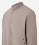 Campera bomber azul marino de pana con cuello redondo, cierre con botones a presión, bolsillos laterales y puños y cintura elastizados.