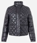 Campera Marfinno de cuello alto con cierre frontal, bolsillos laterales y diseño capitoneado con efecto acolchado.