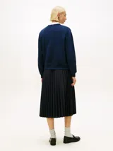 Buzo de cuello redondo en color azul marino, confeccionado en mezcla de algodón y poliéster. Presenta un diseño gráfico bordado en el pecho que muestra un perro golden retriever vistiendo una chomba, con la firma de la marca debajo.