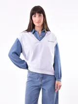 Chaleco gris melange con cuello en V y sisas amplias. Estilo preppy.