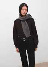 Pantalón negro de vestir, de corte recto y tiro medio, con trabillas para cinturón y bolsillos.