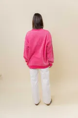 Sweater de tejido suave con lavado efecto vintage, color rosa fucsia, de calce oversize y cuello redondo.