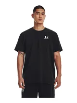 Remera negra de Under Armour con logo blanco estampado en el pecho.