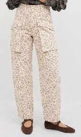 Pantalón tipo cargo de tiro medio, con estampado floral pequeño en tonos beige y marrón. Presenta bolsillos frontales con solapa y corte recto.