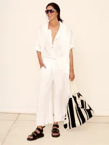 Camisa blanca de lino de manga corta con un bolsillo en el pecho.