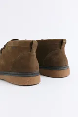 Zapato tipo botineta Freeway de gamuza color marrón, con cordones, costuras reforzadas en la puntera y suela de goma texturizada.