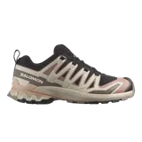 Championes de trail running Salomon XA Pro 3D V9, en combinación de tonos negros, beige y rosados, con sistema de cordones de ajuste rápido y suela con tecnología All Terrain Contagrip.