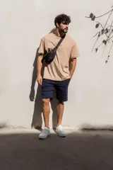 Bermuda lisa de corte clásico, con bolsillos laterales y traseros.