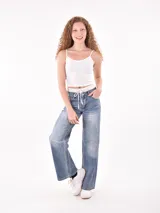 Musculosa negra de tejido acanalado, con escote en V y tirantes finos ribeteados en blanco y rojo.