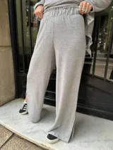 Pantalón de lanilla negro con lurex, corte palazzo y cintura alta con elástico.