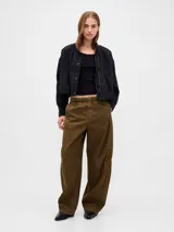 Remera de punto rib color celeste, de manga corta y cuello redondo amplio. Presenta un diseño básico y un calce ajustado al cuerpo.