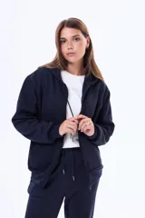 Buzo con capucha y cierre frontal completo, confeccionado en felpa suave, con bolsillos tipo canguro y cordones ajustables en la capucha.