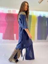 Blazer/Vestido Ligamento blanco de lino y algodón con estampado exclusivo en cobre laminado. Tiene solapa smoking y se cruza con lazos en la cintura.