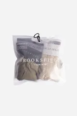 Pack de dos bóxers Brooksfield, uno de color negro con estampado de pequeños círculos blancos y otro de color beige liso. Ambos cuentan con cintura elástica con el nombre de la marca grabado.