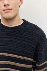 Sweater de punto con rayas horizontales en tonos azul marino y tostado, con cuello redondo, mangas largas y puños y dobladillo acanalados.