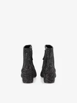 Bota corta de caña baja con acabado de glitter negro, punta fina y tacón cuadrado.