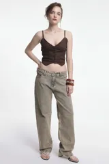 Top negro con breteles finos, escote en V y abotonadura frontal.