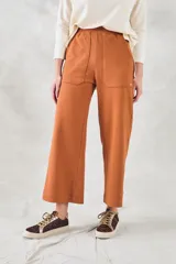 Pantalón color ladrillo de corte ancho, con cintura elastizada y bolsillos laterales.