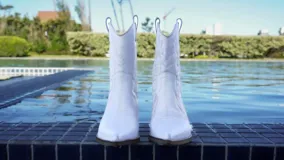 Botas texanas cortas blancas de cuero con bordados en la capellada y taco de madera.